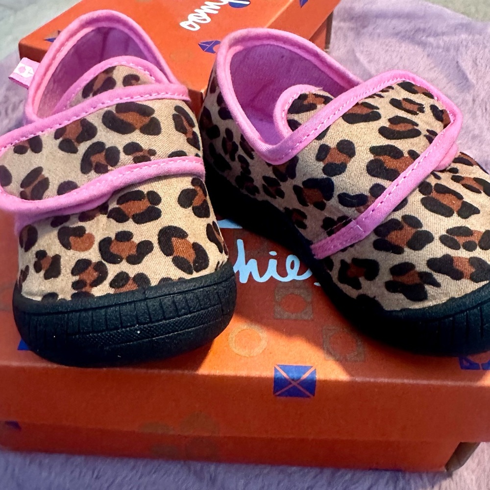 Stylish leopard print baby shoes